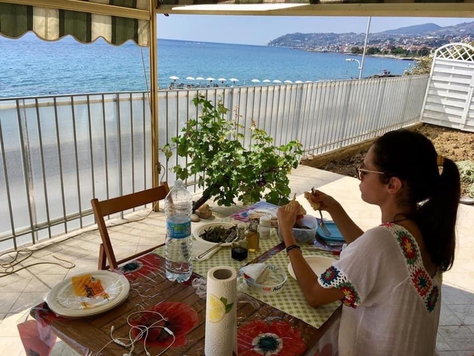 Perfect Wave A 10 M Dal Mare Apartment Sanremo Bagian luar foto